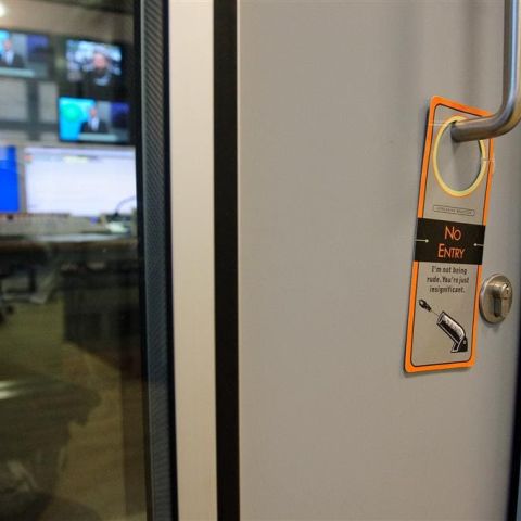 Nahansicht einer geschlossenen Studio-Akustiktür mit eingelassenem Fenster