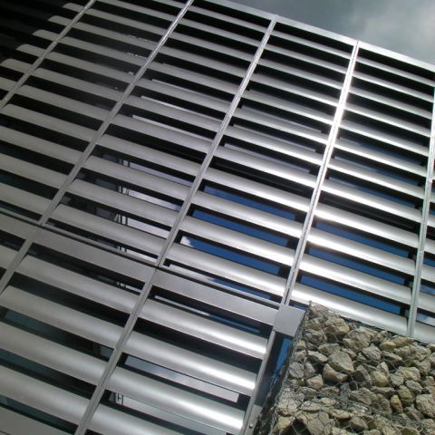 Silber-graue Schallschutzfassade
