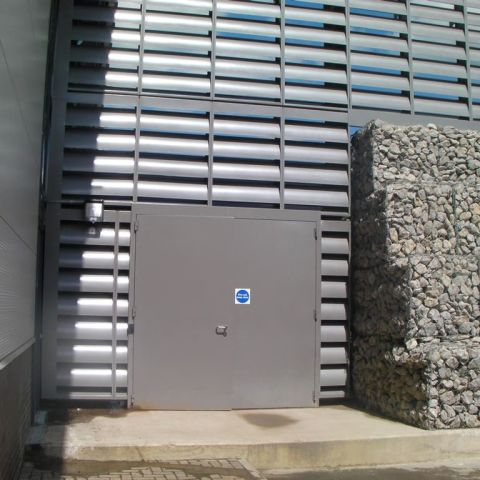 Silber-graue Schallschutzfassade mit Schallschutz-Doppeltür