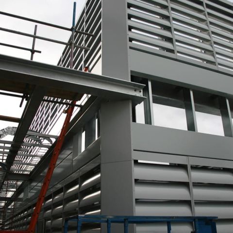 Silber-graue Schallschutz-Lamellenwand
