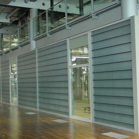 Außenansicht einer silbernen Schallschutz-Rollenprüfstandskabine mit Fenster