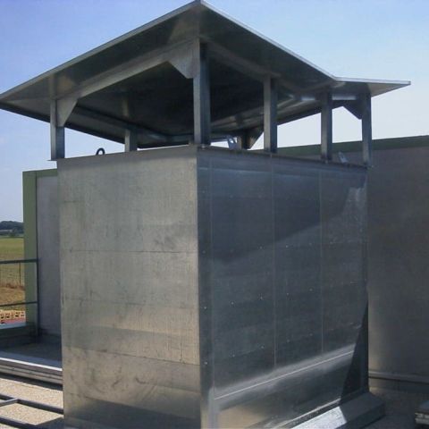 Silberner Kulissenschalldämpfer-Dachauslass