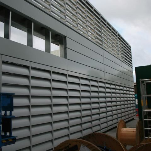Silber-graue Schallschutz-Lamellenwand