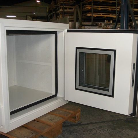 Mini-Schallschutzkabine mit geöffneter Tür mit Fenster