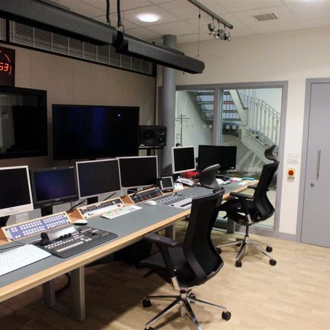 Innenansicht Tonstudio mit Schallschutztür rechts