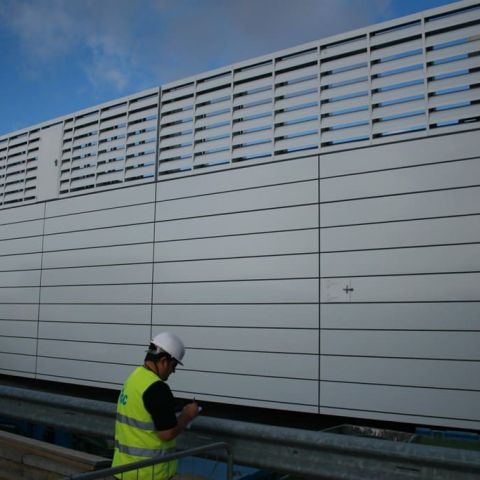 Große Schallschutzfassadenwand
