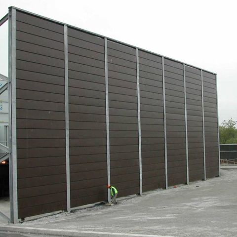 freistehende braune Schallschutzwand