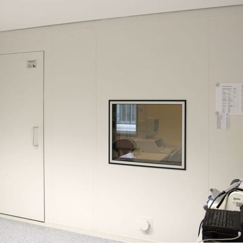 Weiße Hörkabine mit Tür und Fenster