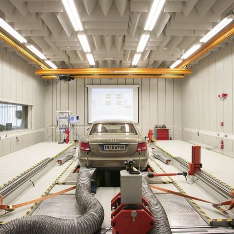 Ockerfarbenes Auto in einer NVH-Prüfstand-Kabine