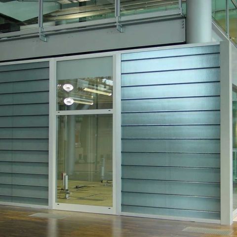Außenansicht einer silbernen Schallschutz-Rollenprüfstandskabine mit Fenster