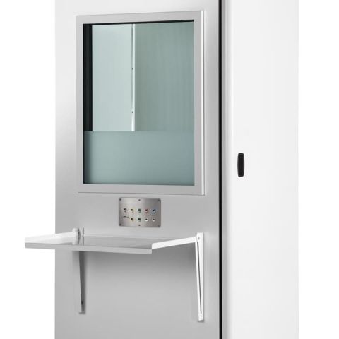 Weiße Hörprüfkabine mit geschlossener Tür und Fenster