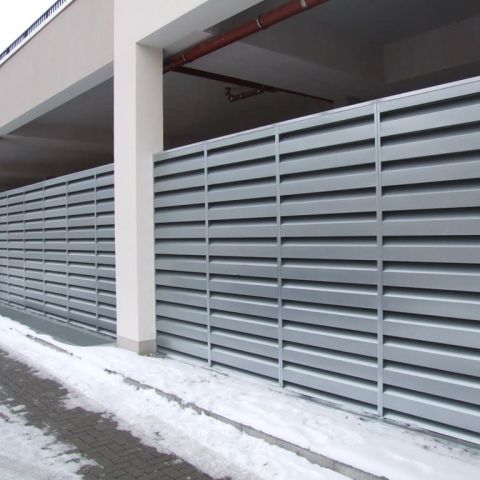 Silberne Schallschutz-Fassade eines Parkhauses