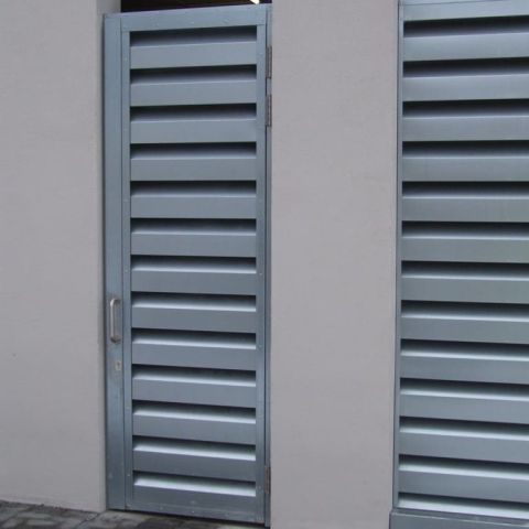 Silberne Schallschutz-Lamellentür eines Parkhauses