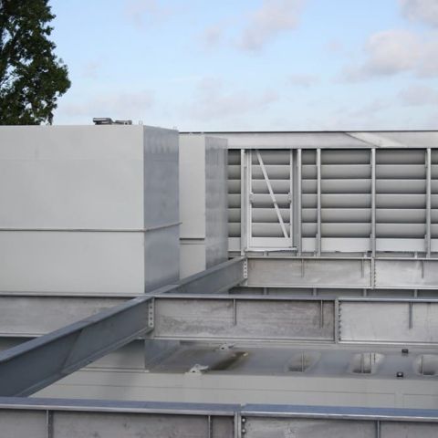 Schallschutz-Fassade mit Lamellen