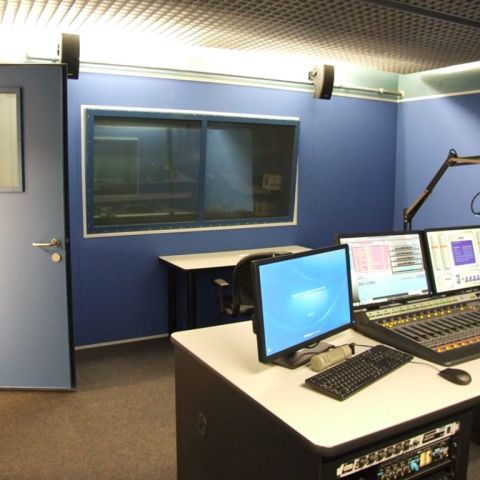 Innenansicht Tonstudio mit blauen Wänden