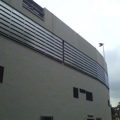 Schallschutzlamellen an einer hellen Hausfassade