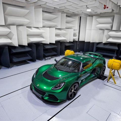 Grüner Sportwagen in NVH-Testing-Kammer