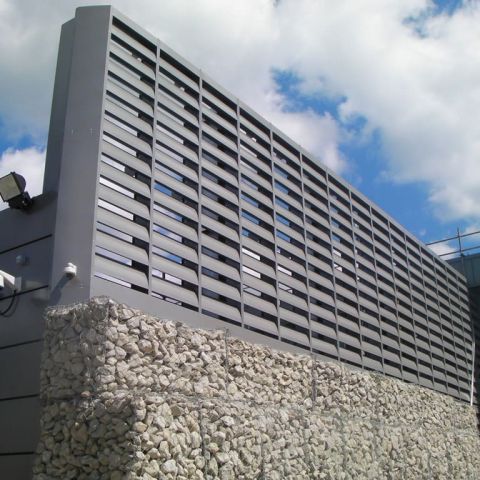 Silber-graue Schallschutzfassade
