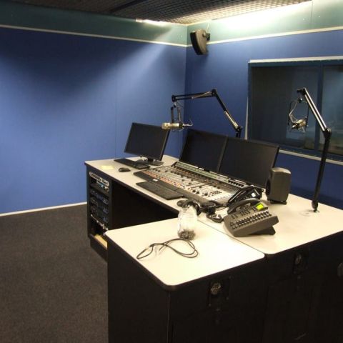 Innenansicht Tonstudio mit blauen Wänden
