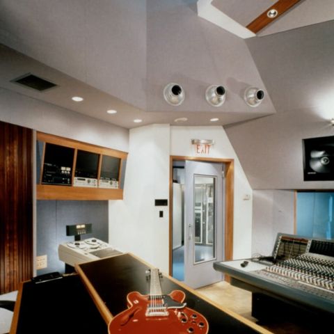 Innenansicht Tonstudio mit Schallschutztür